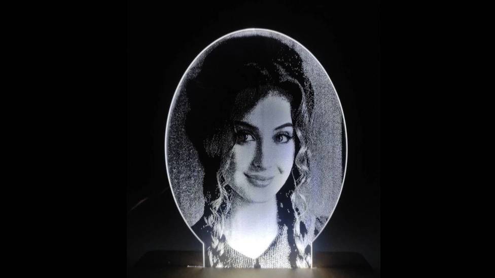 حکاکی و برش لیزری ساخت تندیس و رومیزی حکاکی چهره